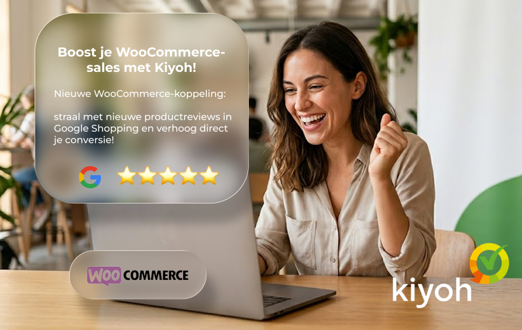 Lachende vrouw juicht achter haar laptop, met een grafische overlay over de nieuwe WooCommerce en Kiyoh koppeling voor productreviews.